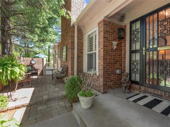 1054 King Henry Ct, Saint Louis, MO 63146
