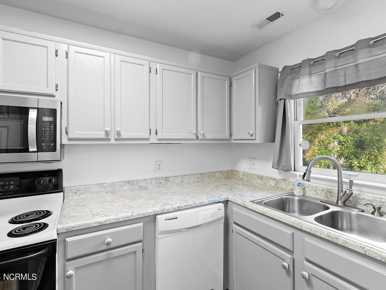2 bed, 1.5 bath, 1024 sqft, $1,295 — Photo 3