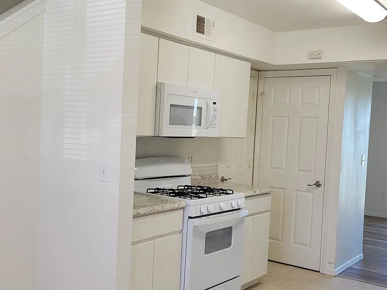 3205 N Main St — Photo 3