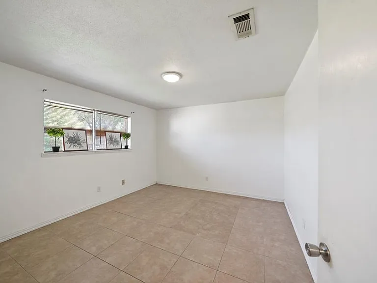 521 Gardenia St — Photo 3
