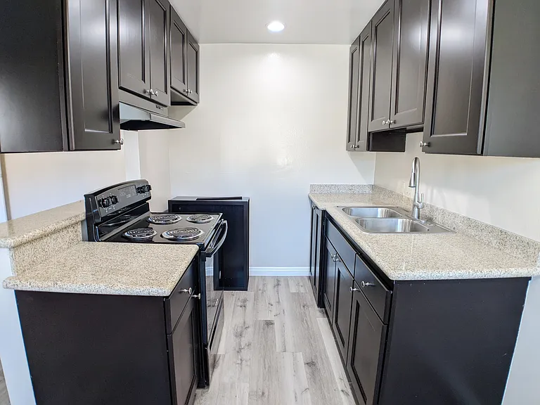 2851 Montrose Ave — Photo 8