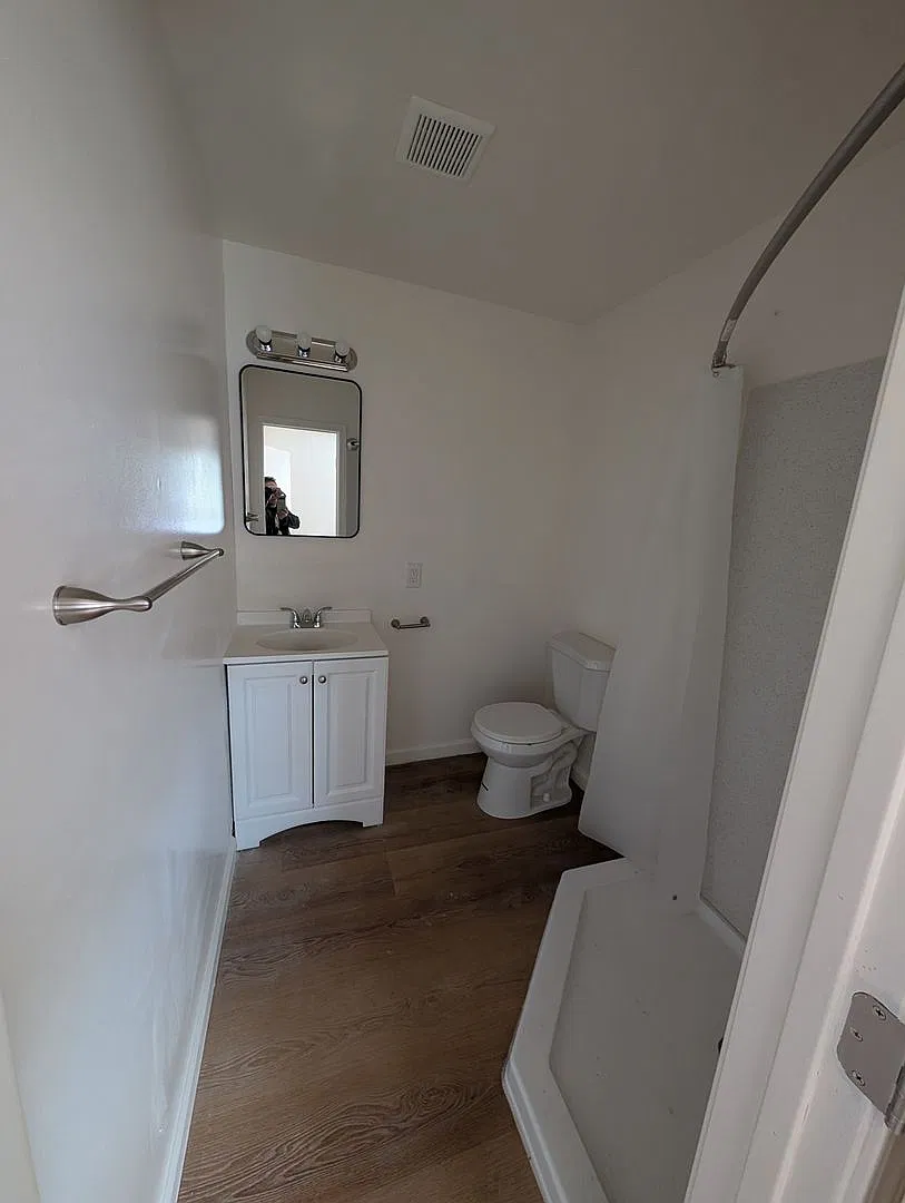 Comfortable one bedroom unit, convenient location to shopping and transportation — Photo 3