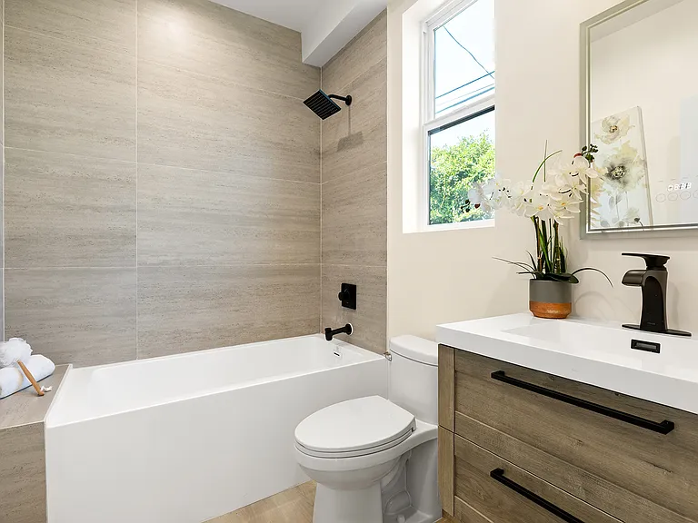 2372 Kelton Ave — Photo 14