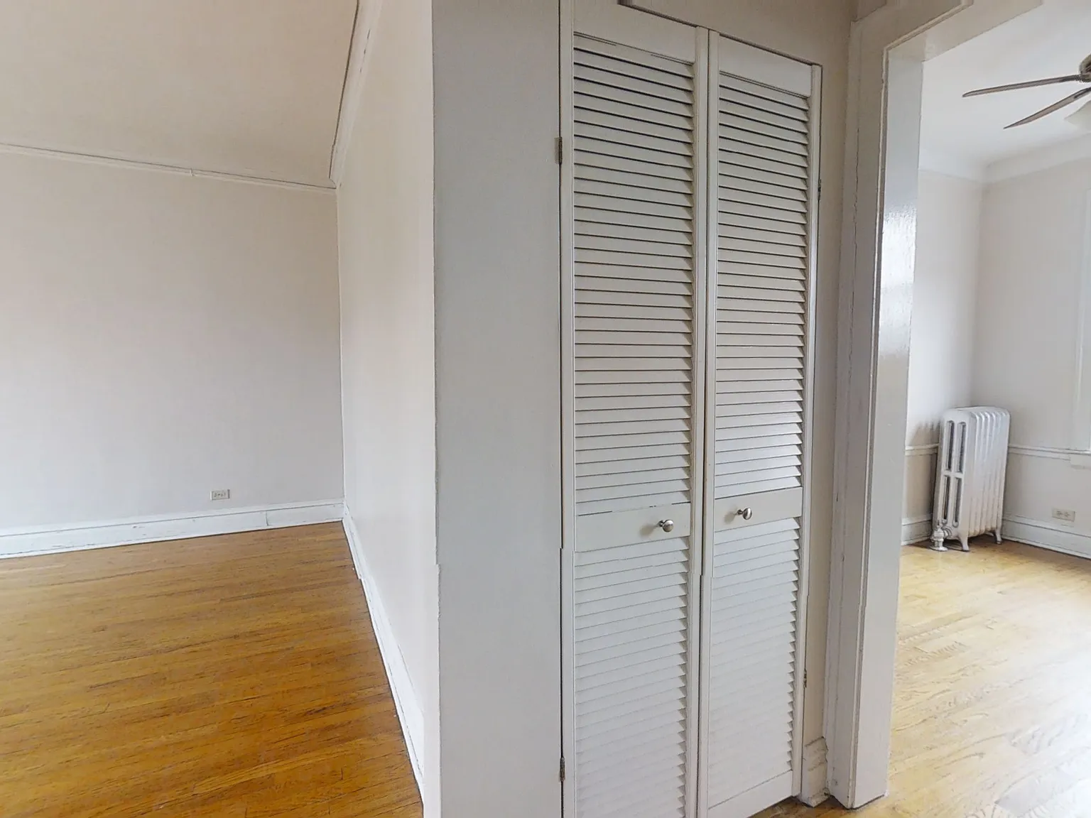 Spacious, 2nd Floor, 2 Bedroom in Great Evanston Location! — Photo 4