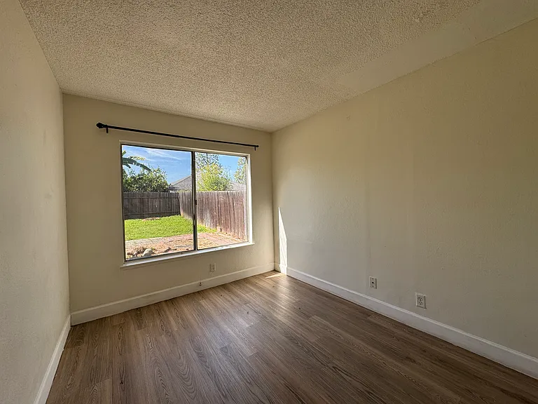 1465 Heatherton Ave — Photo 9