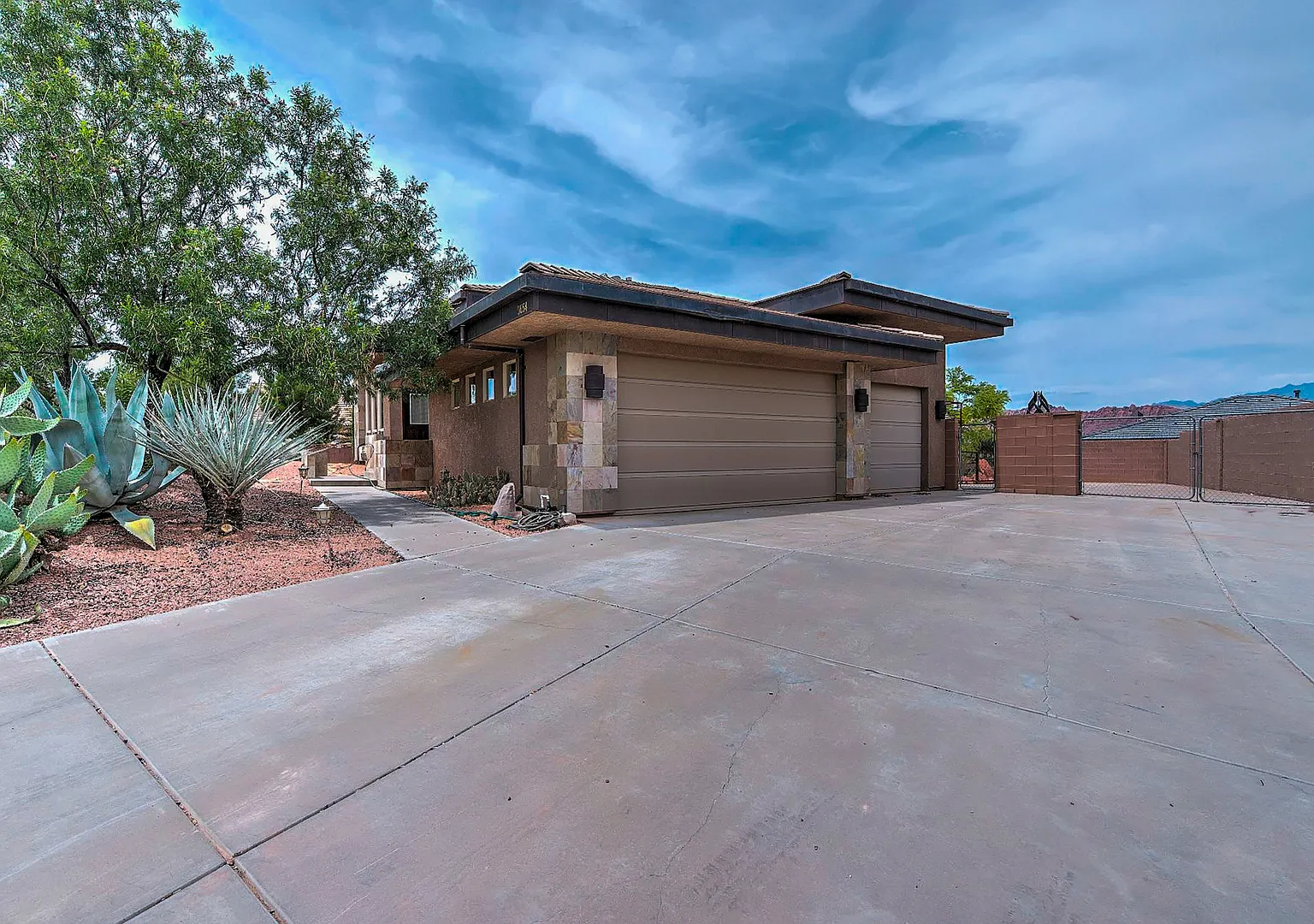 4 Bedroom Home in Santa Clara. Pet Friendly! — Photo 3