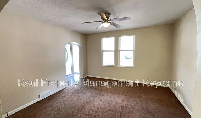 303 Lexington Ct — Photo 5