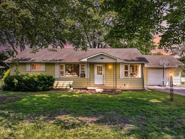 193 E Gloucester Dr, Saginaw, MI 48609