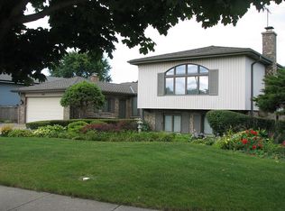 850 Kings Point Dr E, Addison, IL 60101