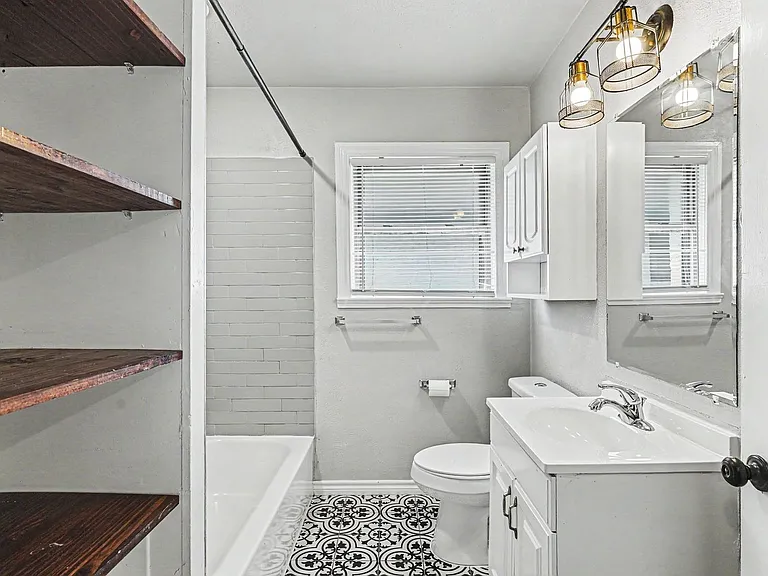 1108 E Robert St — Photo 18