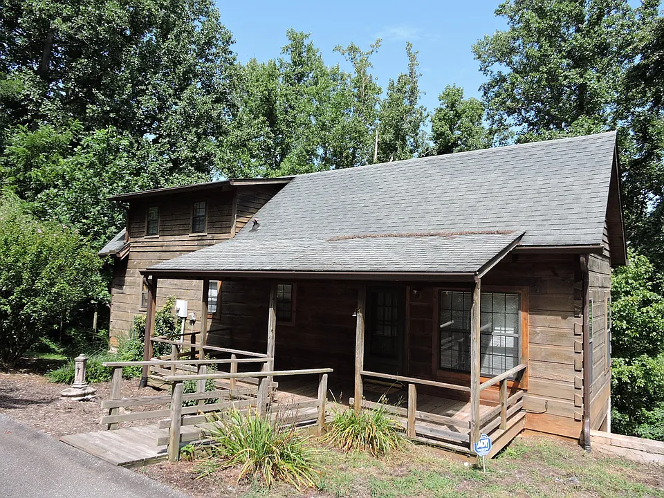 1 Hidden Cabins Ln