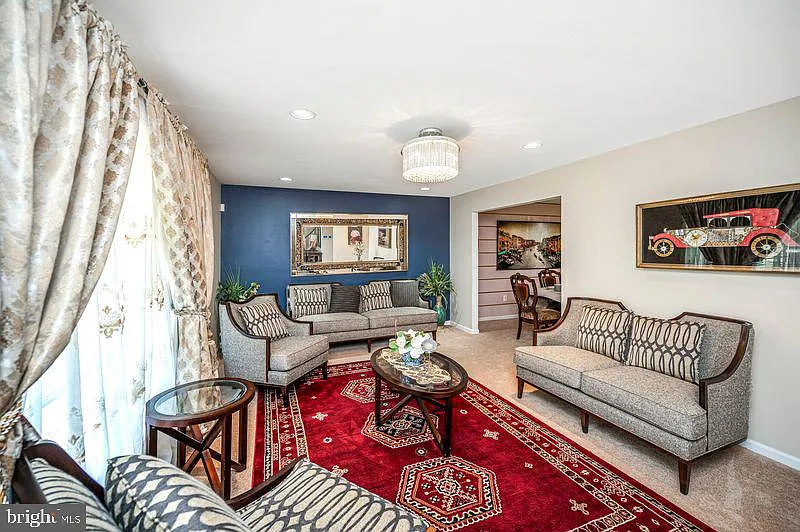 4 bed, 2.5 bath, 2272 sqft, $3,700 — Photo 4