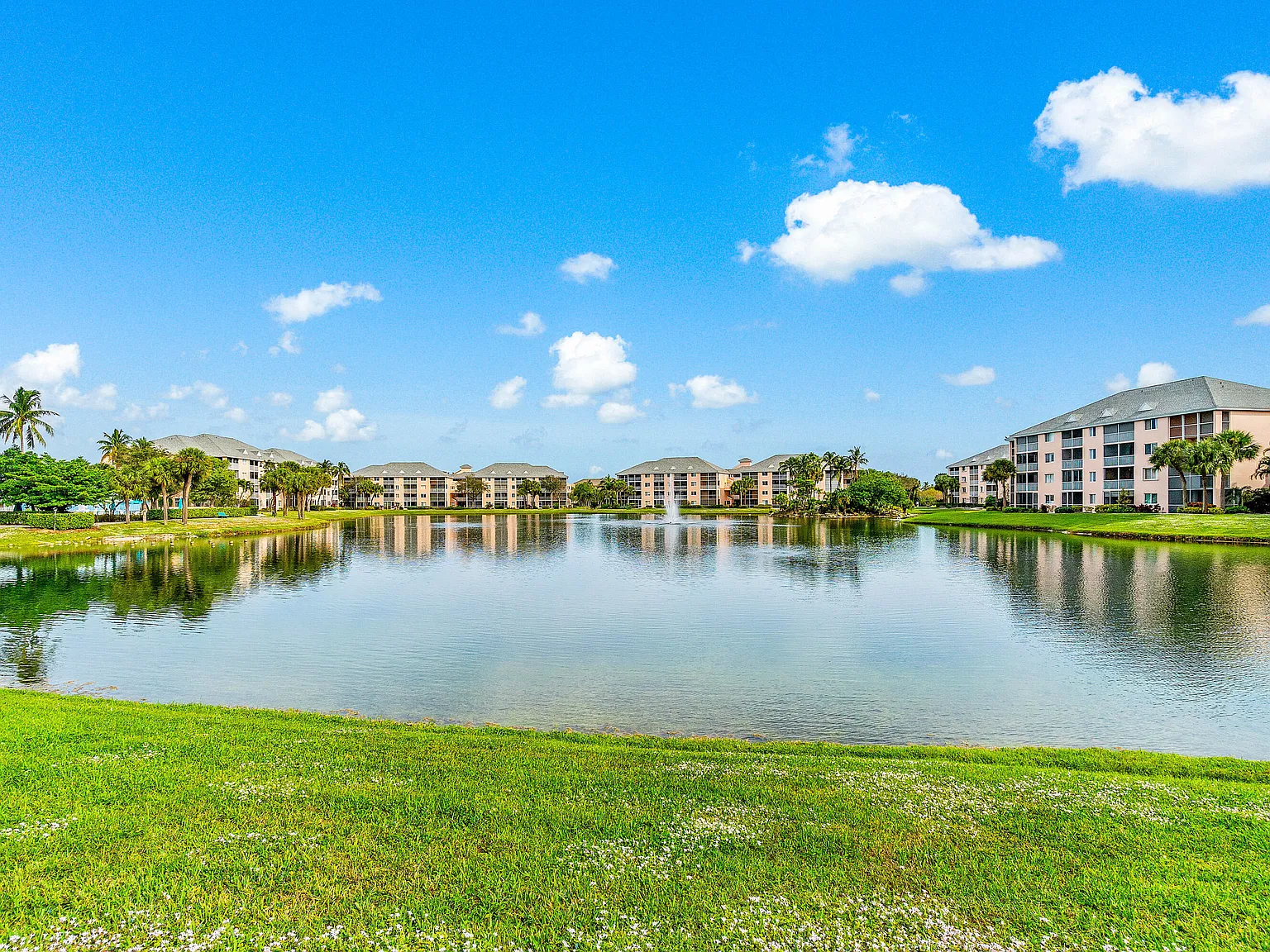 1 bed, 1.5 bath, 821 sqft, $6,500 — Photo 2