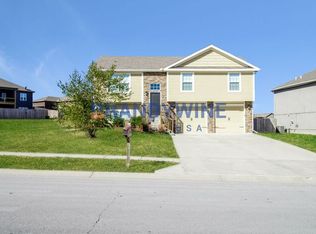 18404 Rock Creek Dr, Smithville, MO 64089