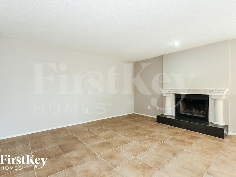 4323 E Beck Ln — Photo 8
