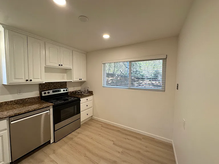 1336 Palos Verdes Dr #5 — Photo 11