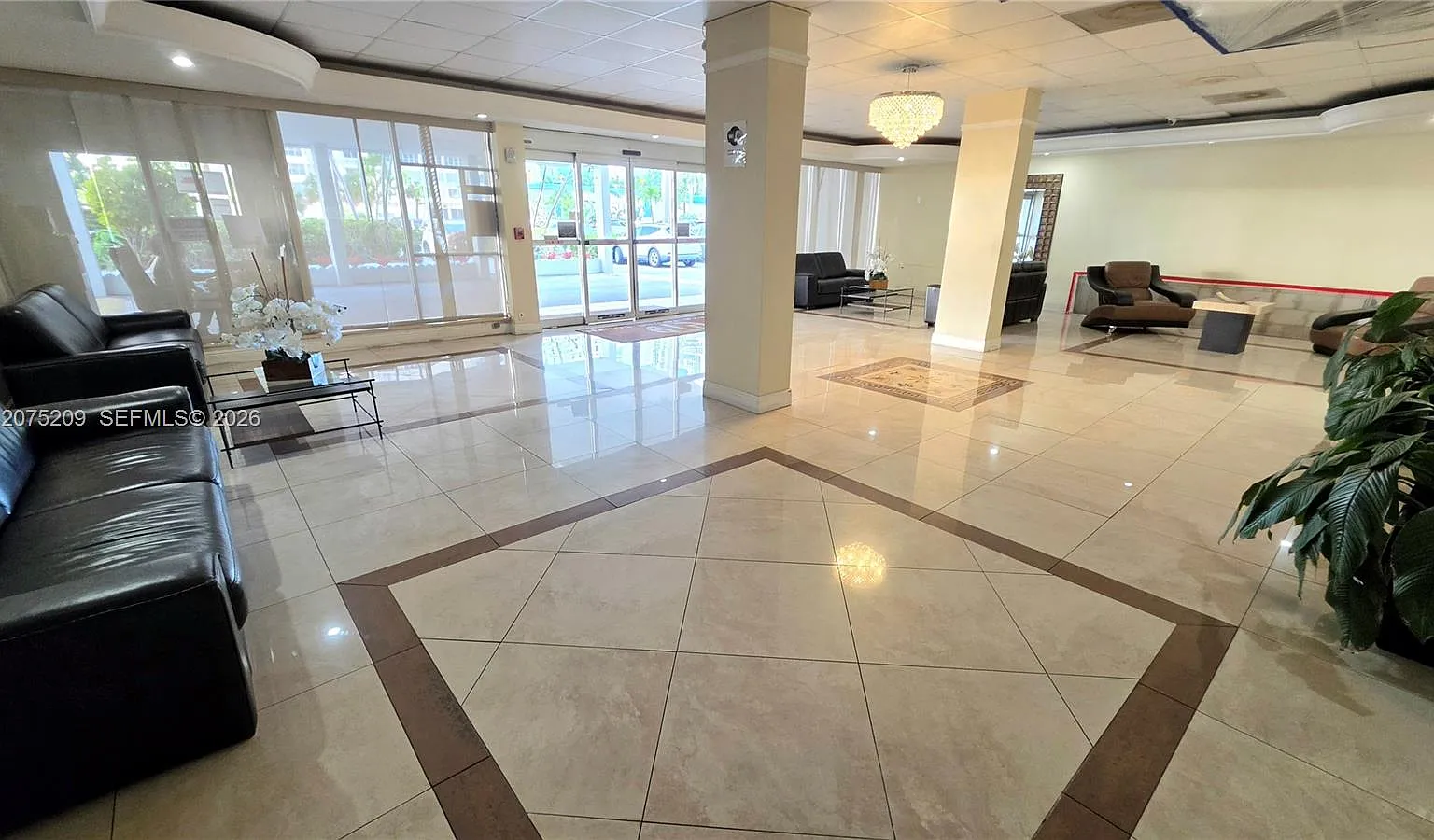 Plaza Towers South Condo — Photo 2