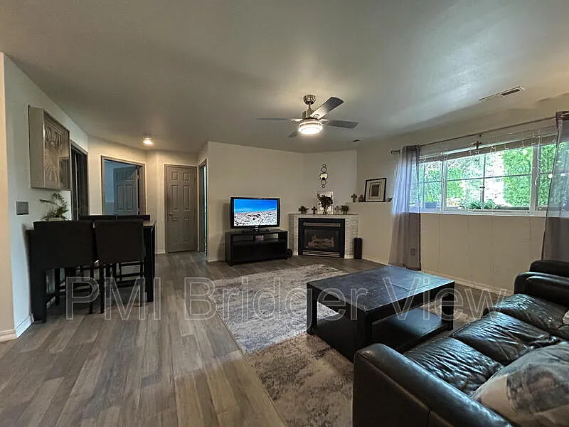 2 bed, 1.0 bath, 910 sqft, $2,200 — Photo 3