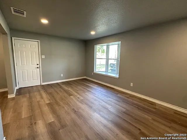 546 W Petaluma Blvd — Photo 5