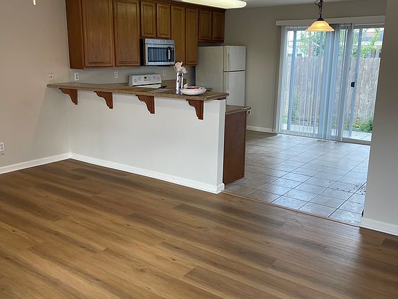 3rd image of 1571 Emily Ct