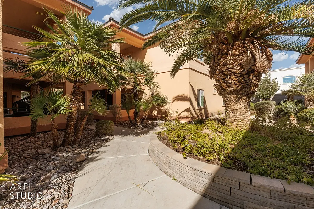 Building Photo - 400 Hillside Dr #723