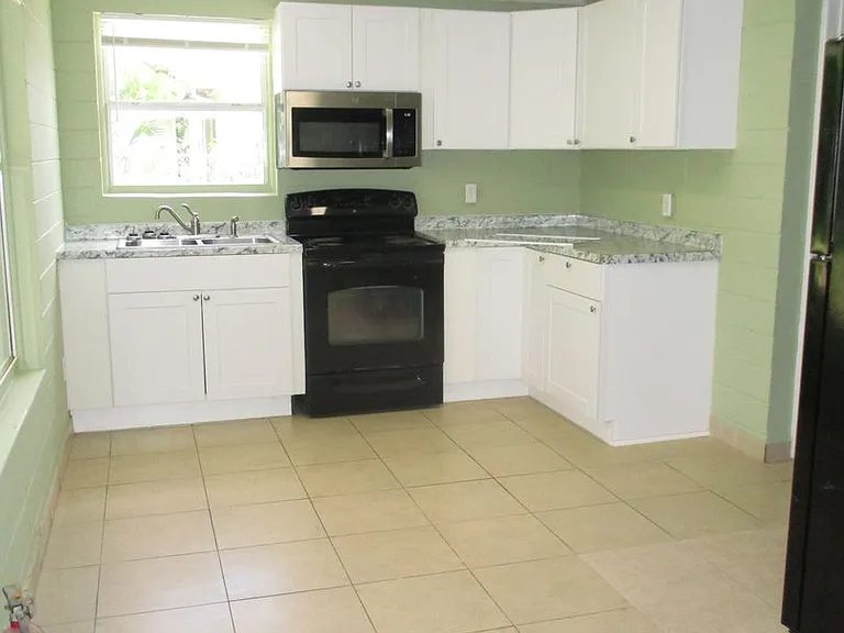 1013 Lewis Dr — Photo 2