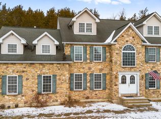 137 Old Kettle Ct, Stroudsburg, PA 18360