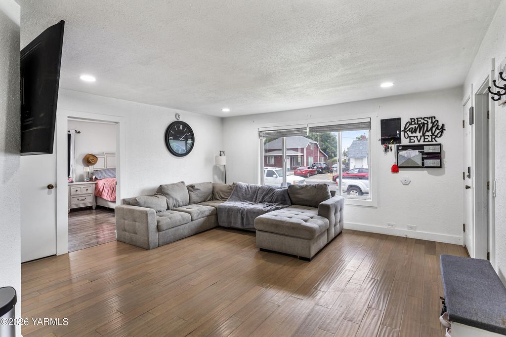 207 N F St, Toppenish, WA - More