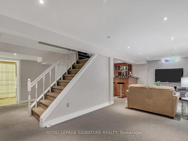 3390 Columbine Cres #BASEMENT — Photo 2