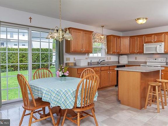 4th image of 421 Colonial Ct
