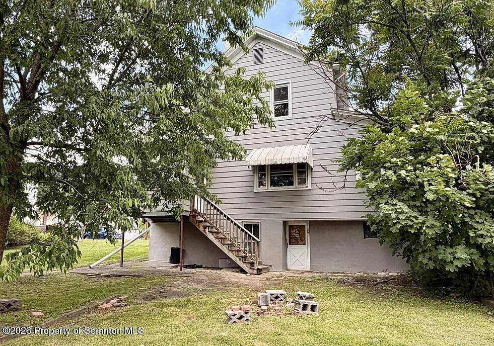 5 bed, 2.0 bath, 2310 sqft, $2,250 — Photo 3