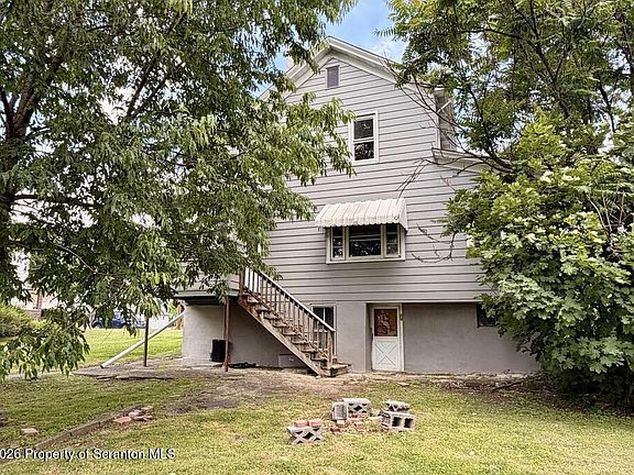 3rd image of 216 Vine St