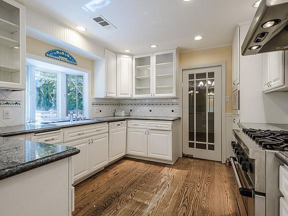 5th image of 221 Parrott Dr