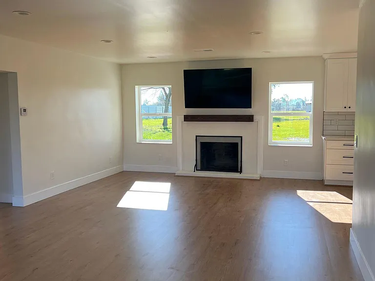 2512 I St — Photo 2