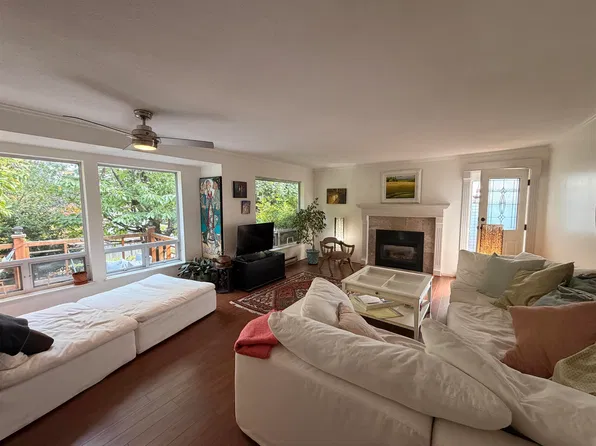 5724 Trail Ave, Sechelt, BC V7Z 0L8