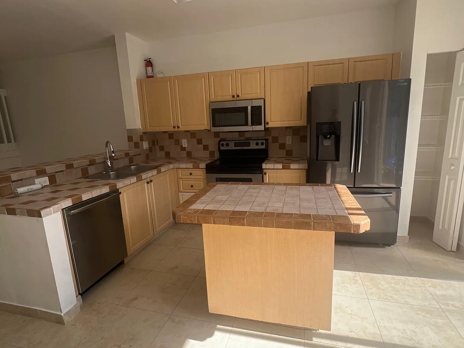 4 bed, 2.5 bath, 1700 sqft, $3,200 — Photo 4