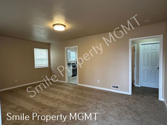 5th image of 10440 SE Division St