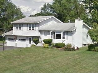 201 Crestwood Dr, Camillus, NY 13031