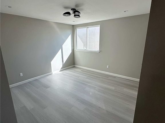 4th image of 327 N Chicago St