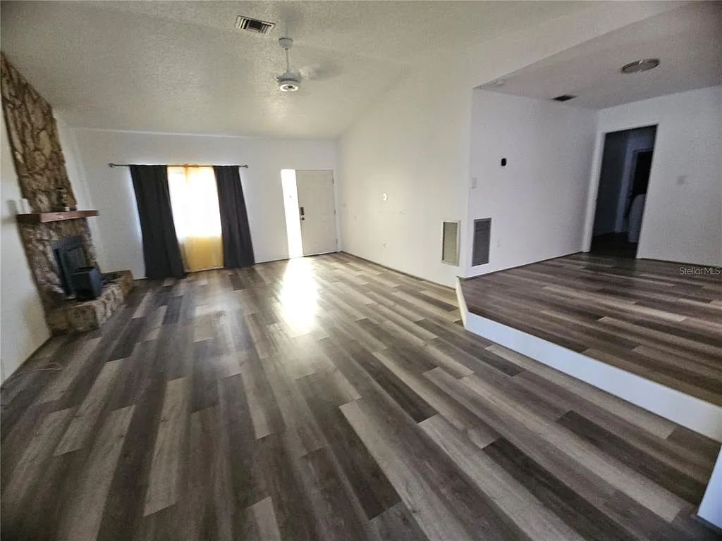 3 bed, 2.0 bath, 1601 sqft, $3,095 — Photo 4