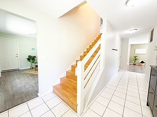 4th image of 450 NE Riverhill Dr