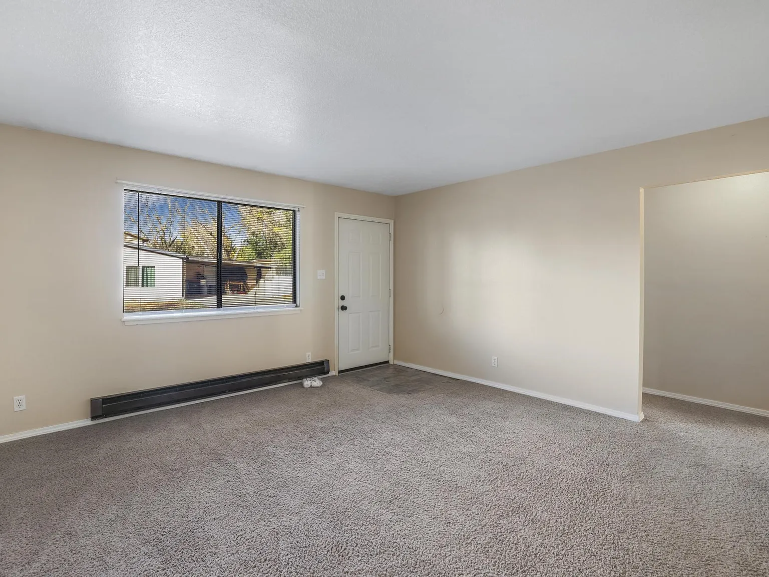 3 bed, 1020 sqft, $1,550 — Photo 4