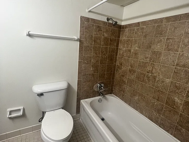 931 Old Marion Rd NE #106 — Photo 7