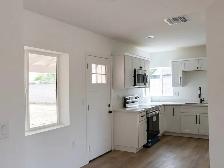 1728 E Linden St — Photo 5