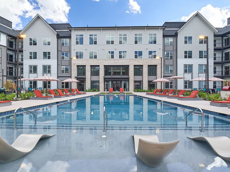Resort-style Swimming Pool with Tanning Ledge and Sundeck