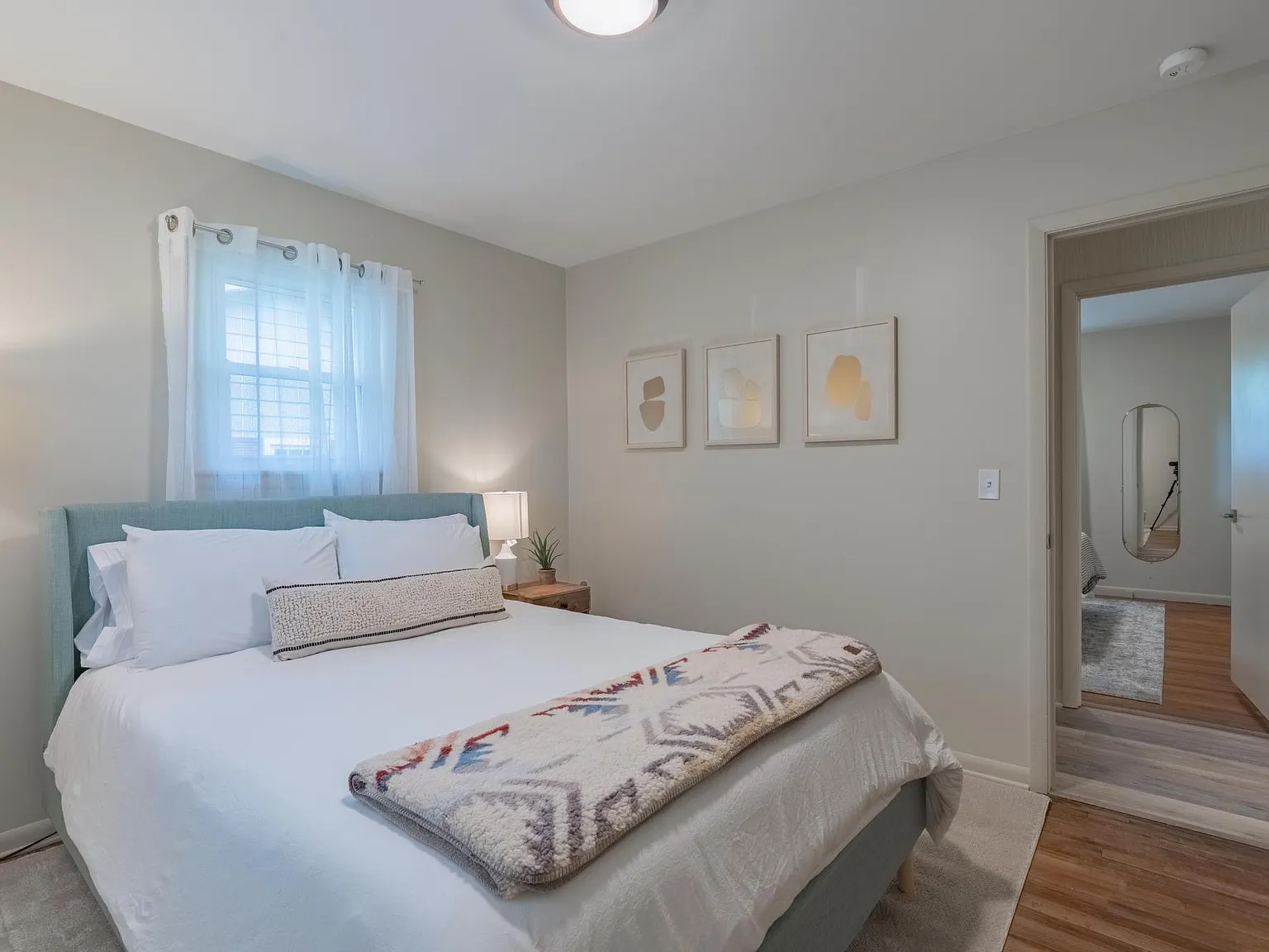 3 bed, 1.5 bath, 1040 sqft, $2,500 — Photo 3