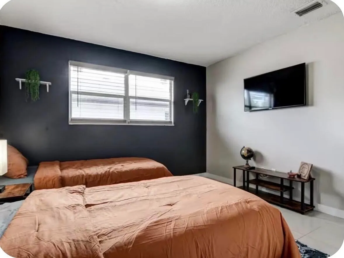 2 bed, 1.0 bath, 3019 sqft, $2,400 — Photo 4