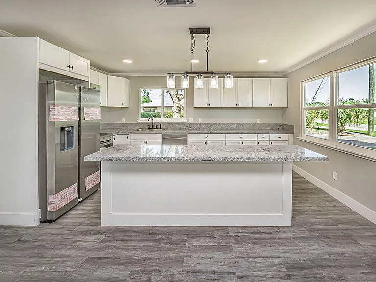 300 Riomar Dr — Photo 3