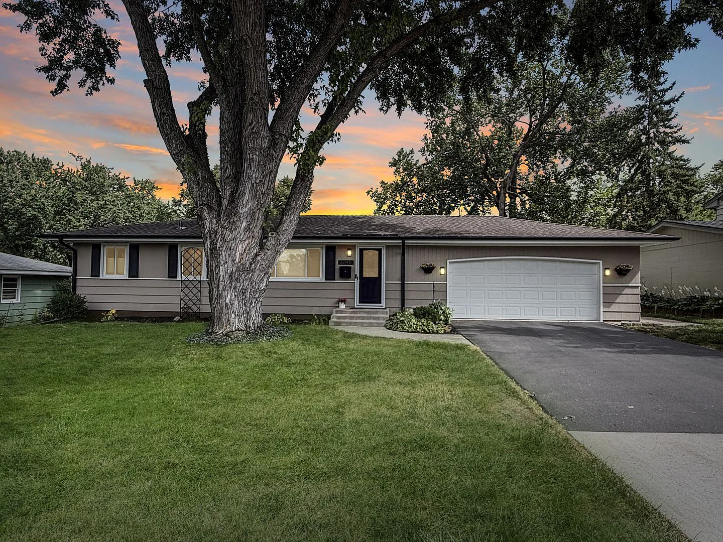 3 bed, 2.0 bath, 1866 sqft, $2,895 — Photo 2