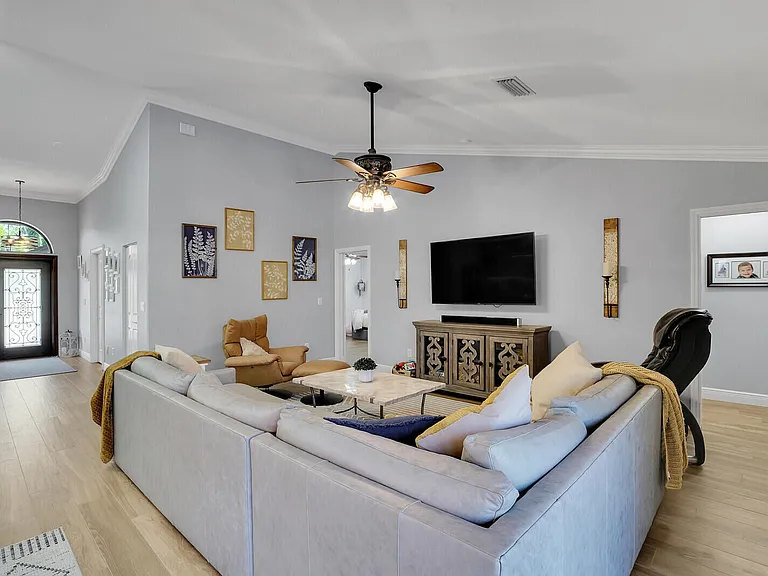 1313 Brampton Cv — Photo 13